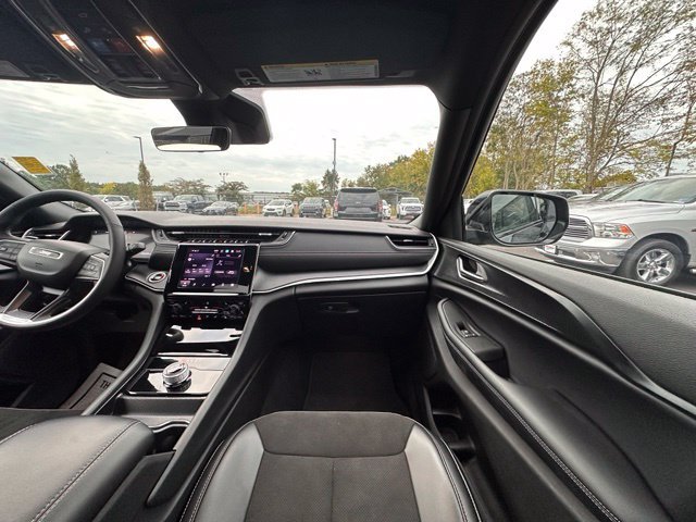 Used 2025 Jeep Grand Cherokee Altitude AWD/4WD image 30
