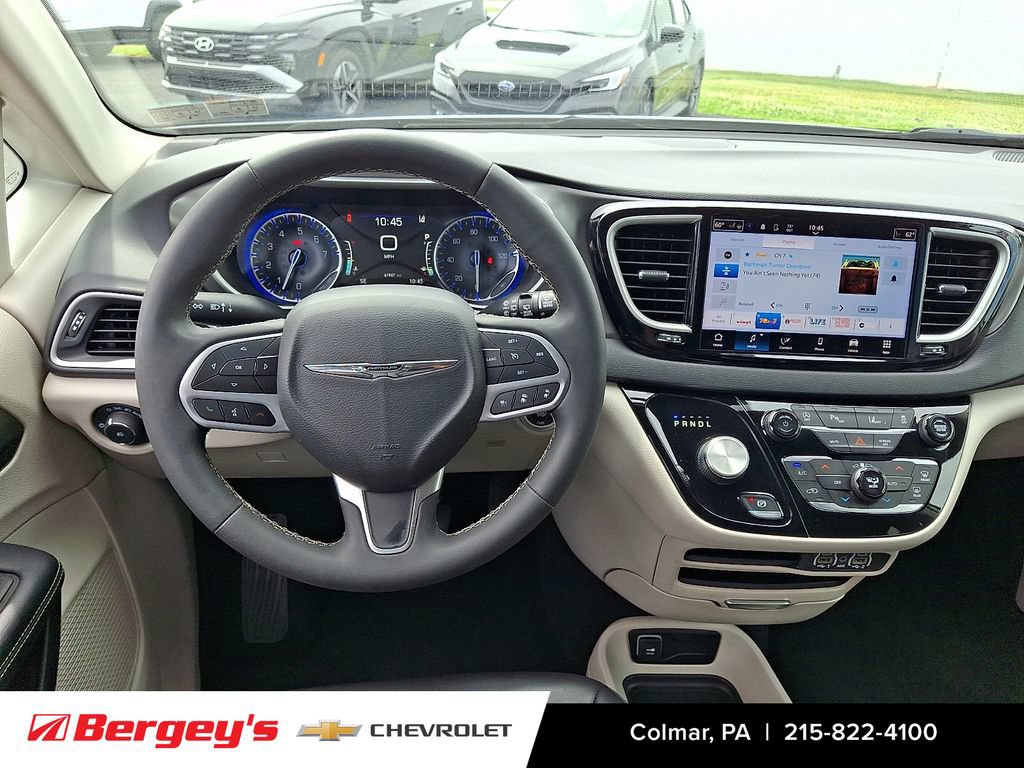 Used 2023 Chrysler Pacifica Touring-L FWD image 15