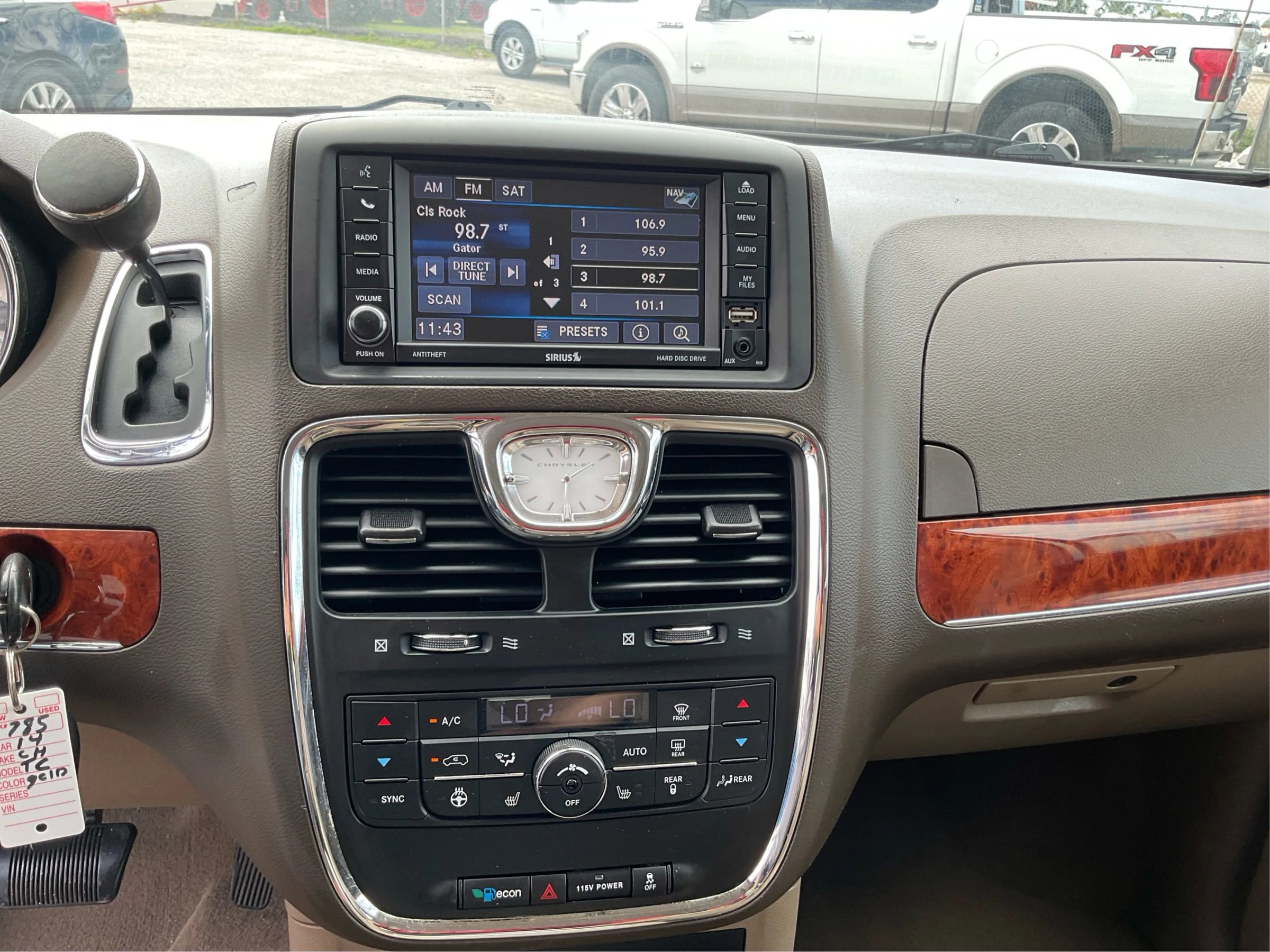 Used 2014 Chrysler Town & Country Limited w/ Luxury Group FWD image 13