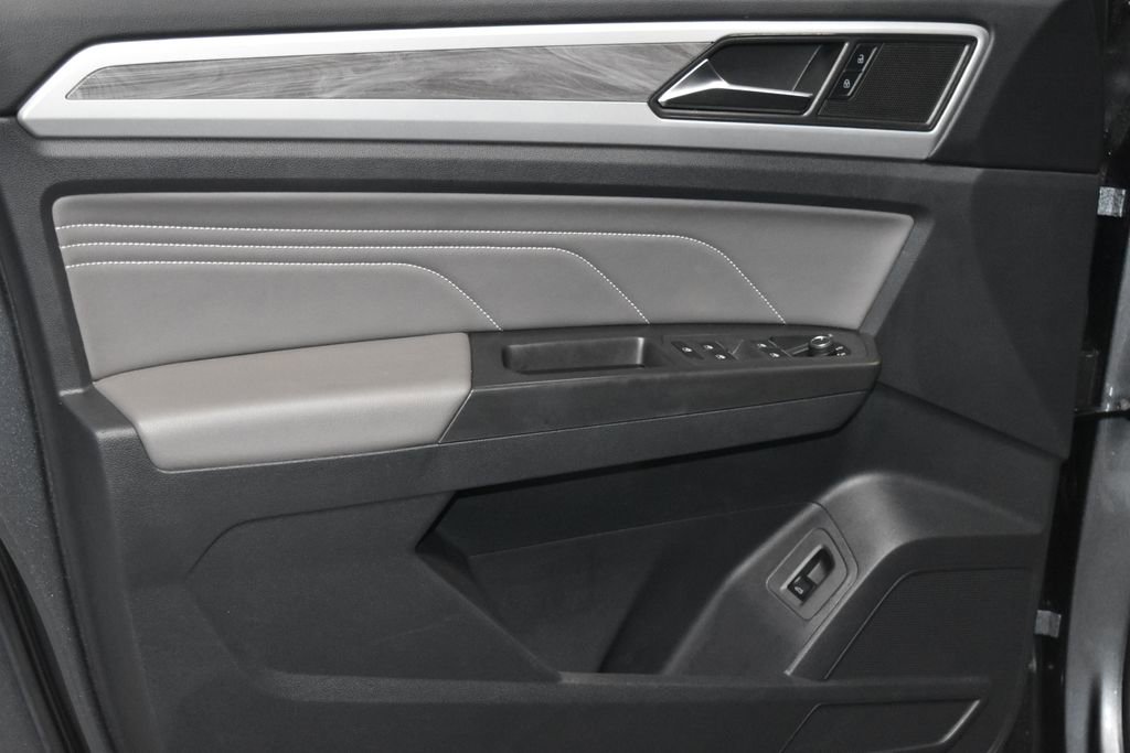 Used 2023 Volkswagen Atlas Cross Sport SE w/ Panoramic Sunroof Package image 4