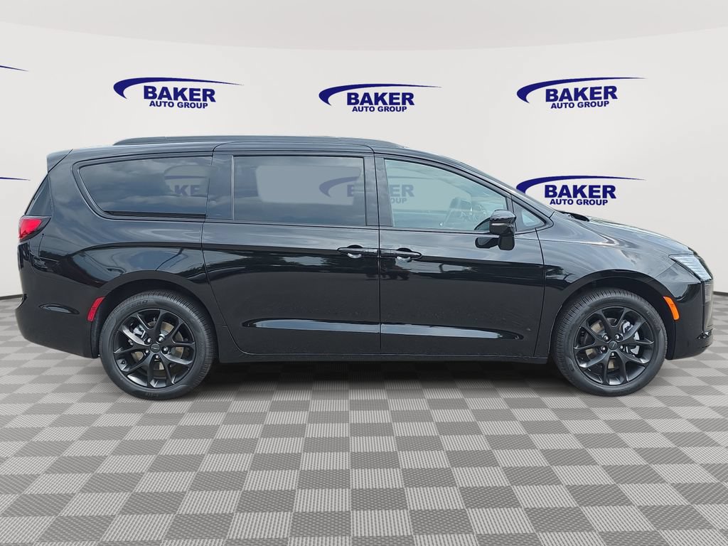 New 2027 Chrysler Pacifica Limited AWD/4WD image 2