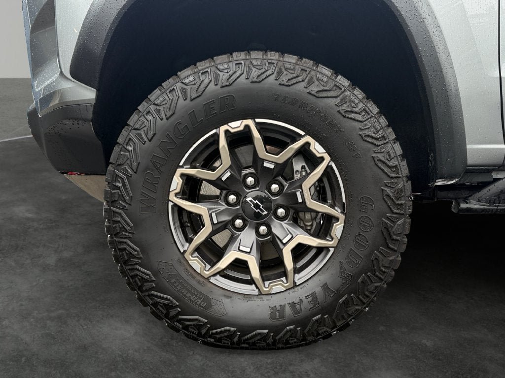 Used 2026 Chevrolet Colorado ZR2 w/ Technology Package AWD/4WD image 5