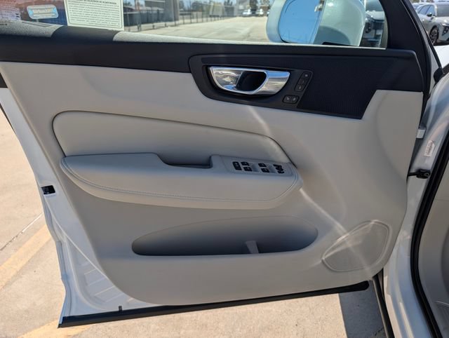 Used 2023 Volvo XC60 B5 Plus AWD/4WD image 18
