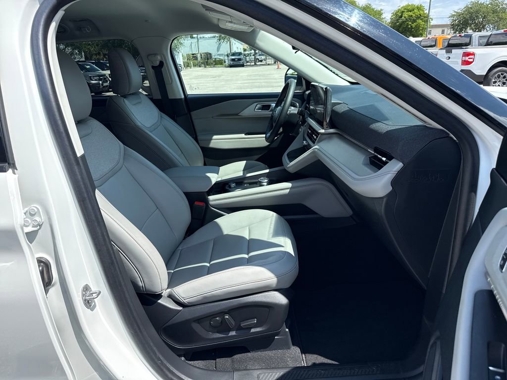 Used 2025 Ford Explorer Active w/ Active Comfort Package image 26