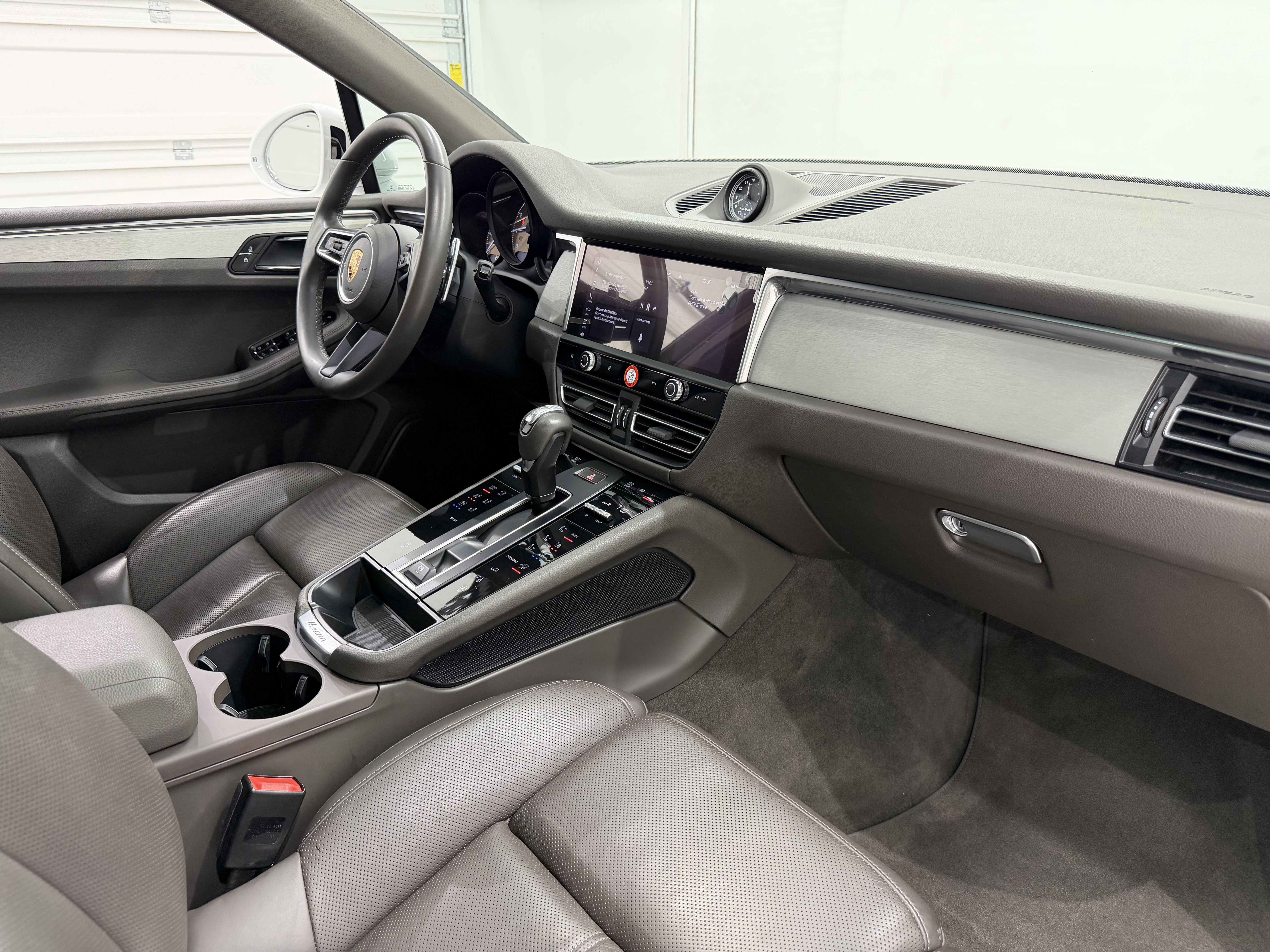 Certified 2023 Porsche Macan image 24