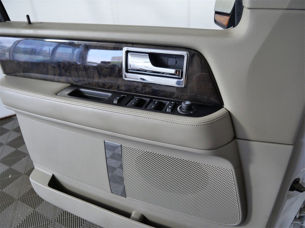 Used 2015 Lincoln Navigator Base image 28