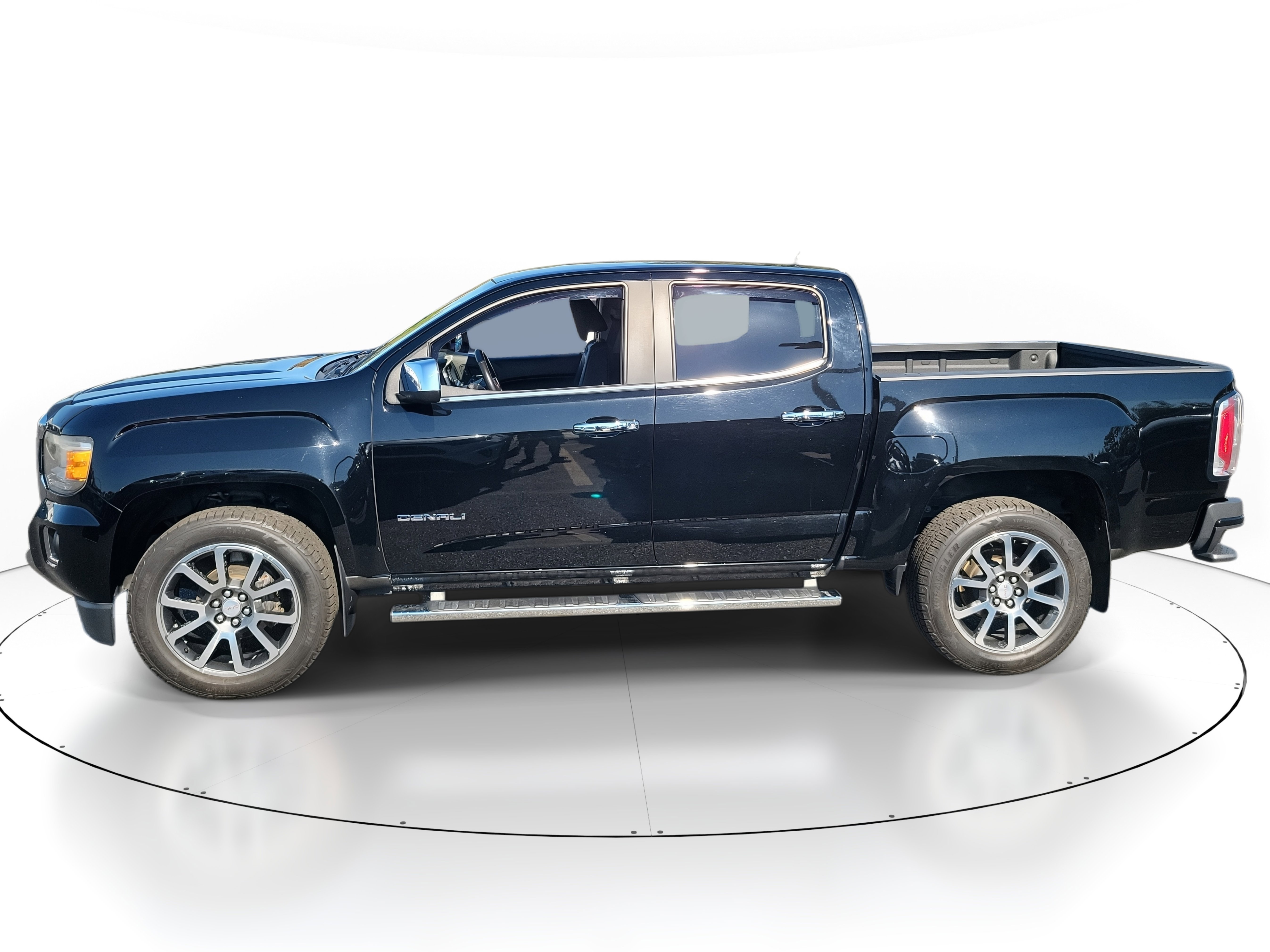 Used 2017 GMC Canyon Denali image 3