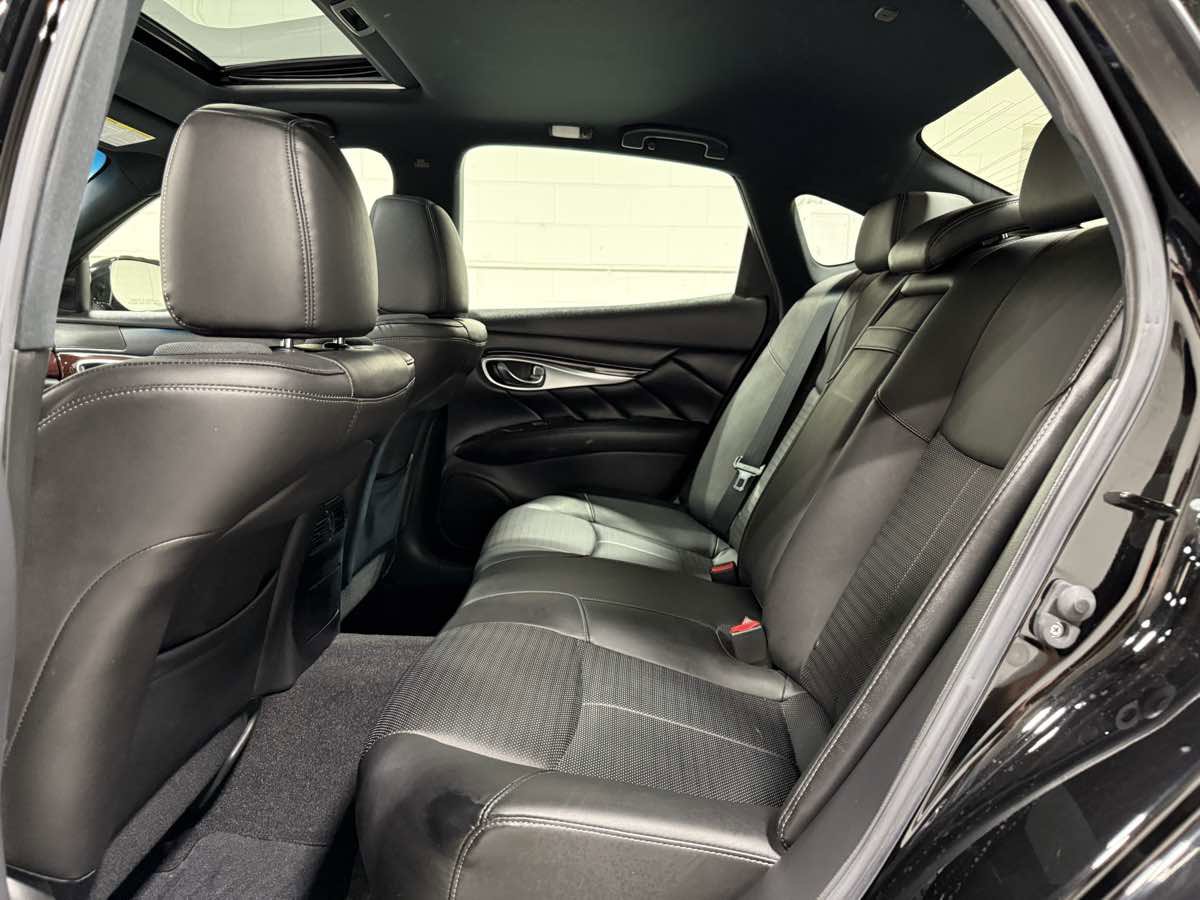 Used 2016 INFINITI Q70 3.7 w/ Technology Package AWD/4WD image 18