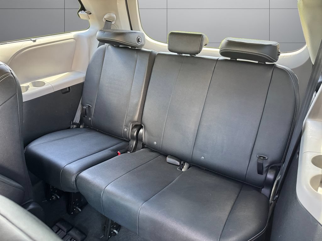 Used 2015 Toyota Sienna SE FWD image 16