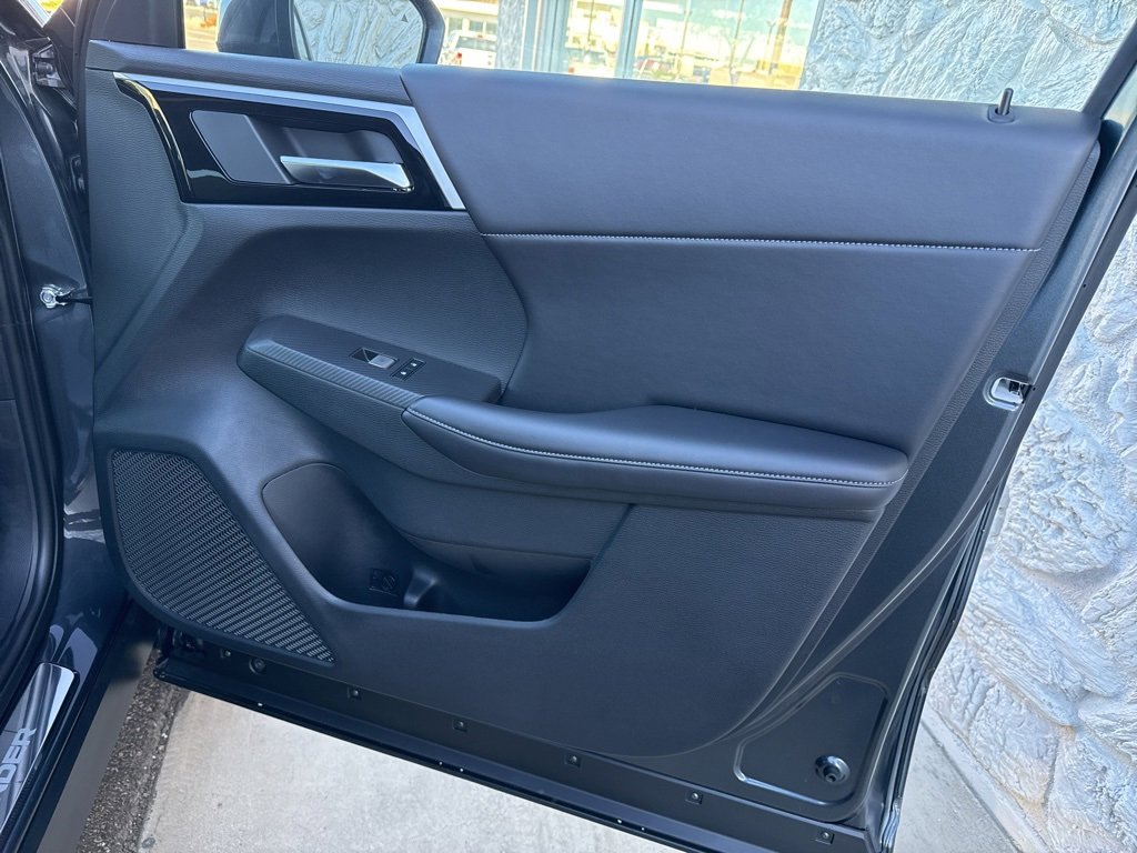 New 2025 Mitsubishi Outlander SE image 32