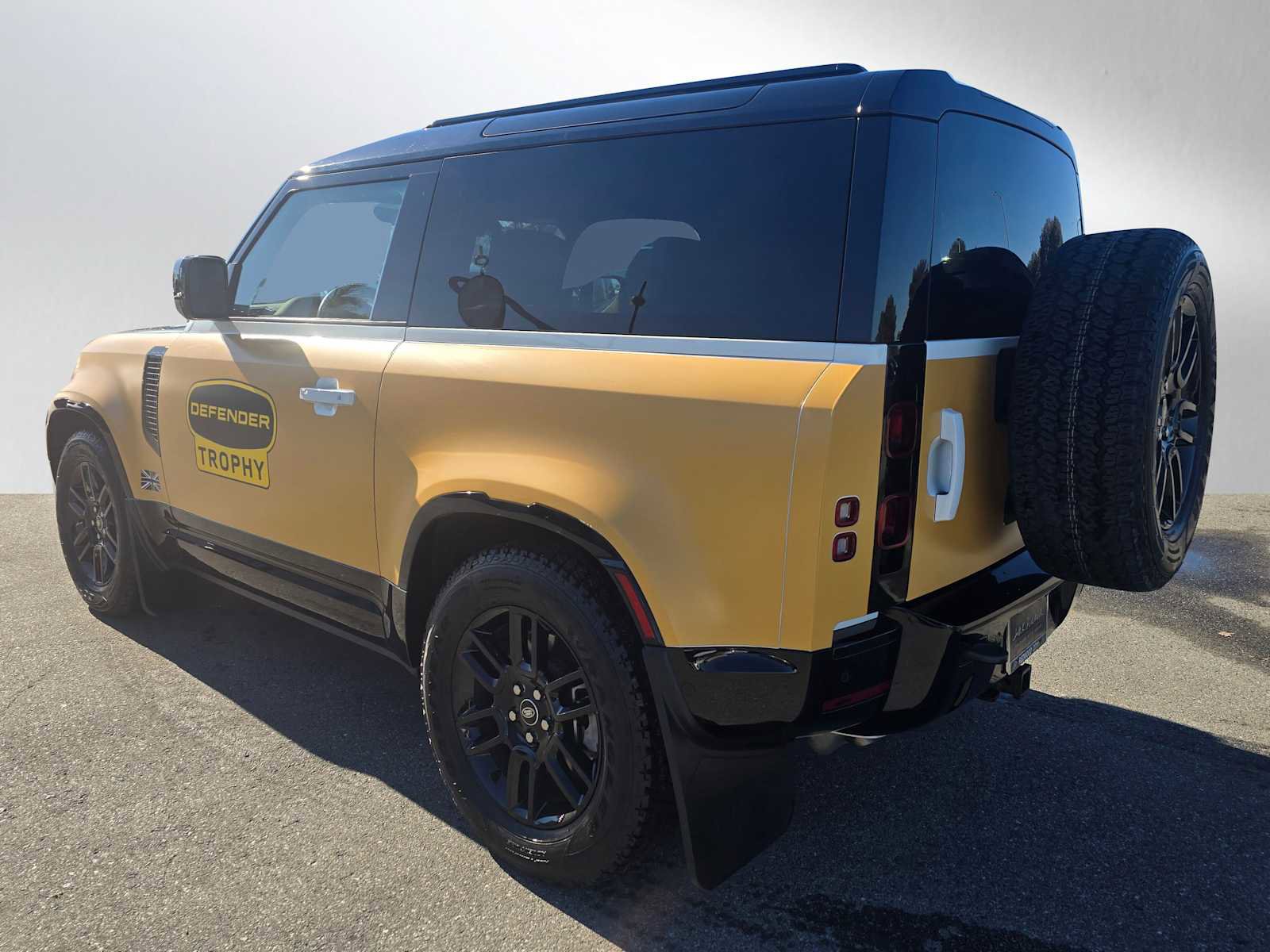 Used 2023 Land Rover Defender 90 X-Dynamic SE image 3