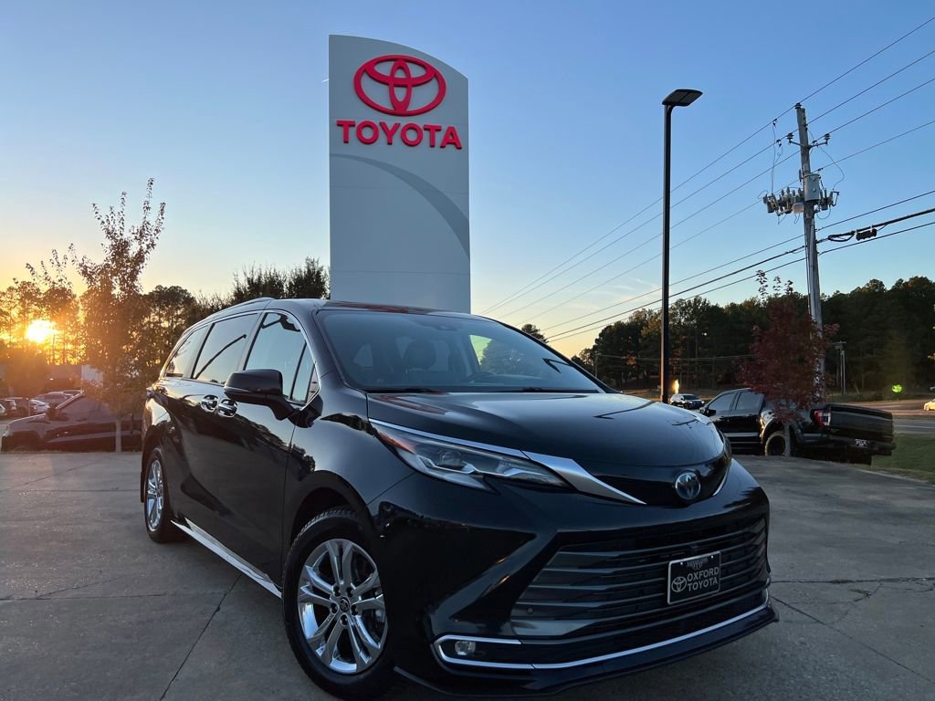 Used 2022 Toyota Sienna Platinum AWD/4WD image 1
