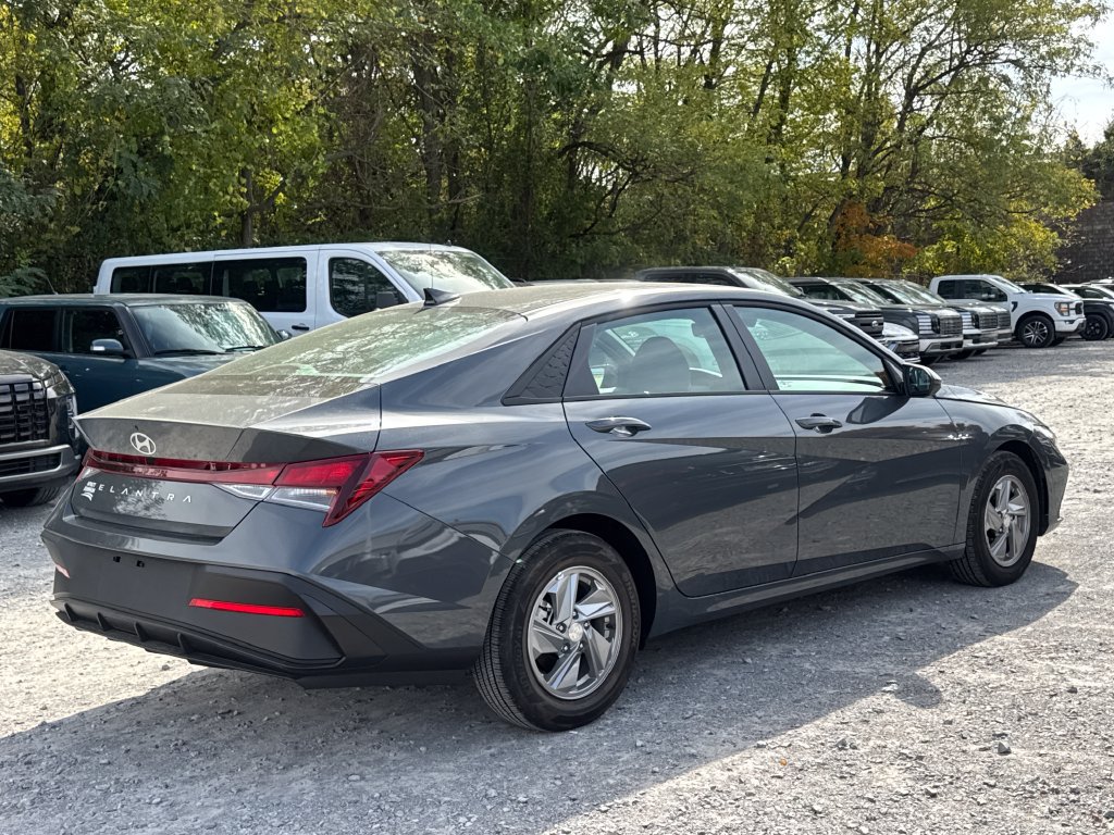 Used 2026 Hyundai Elantra SE FWD image 5