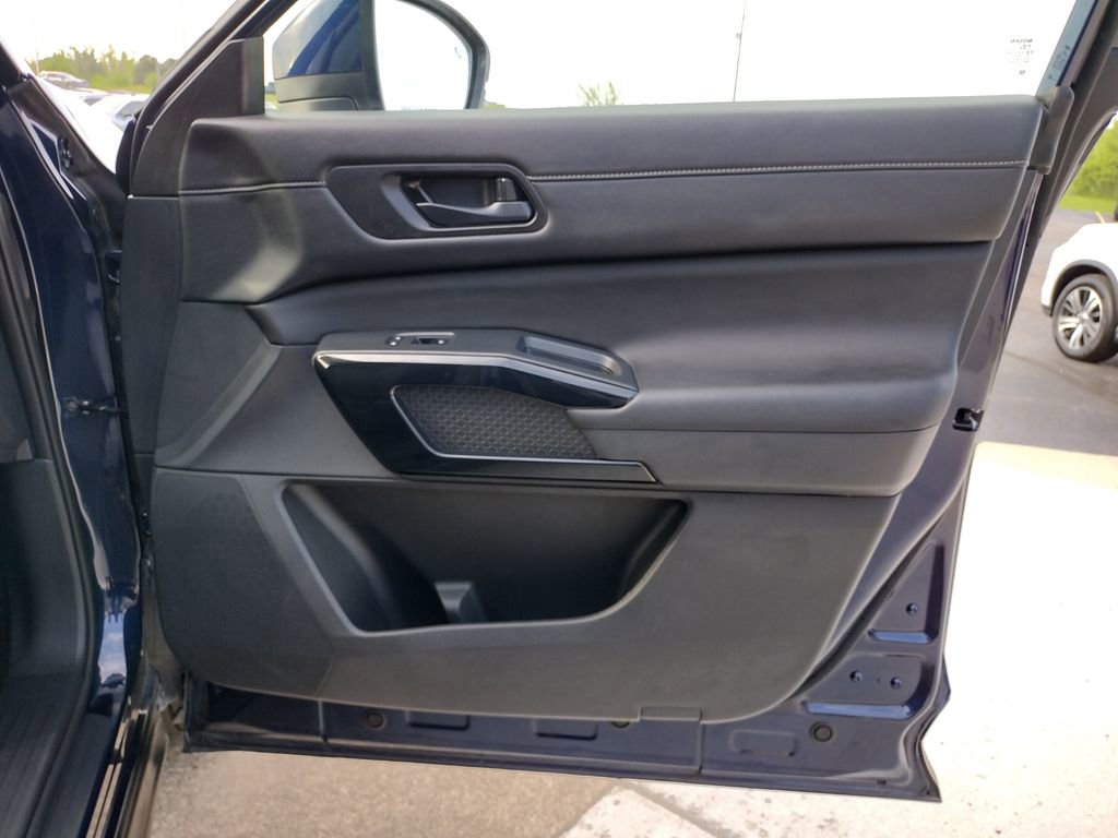 Used 2025 Nissan Pathfinder SV FWD image 21