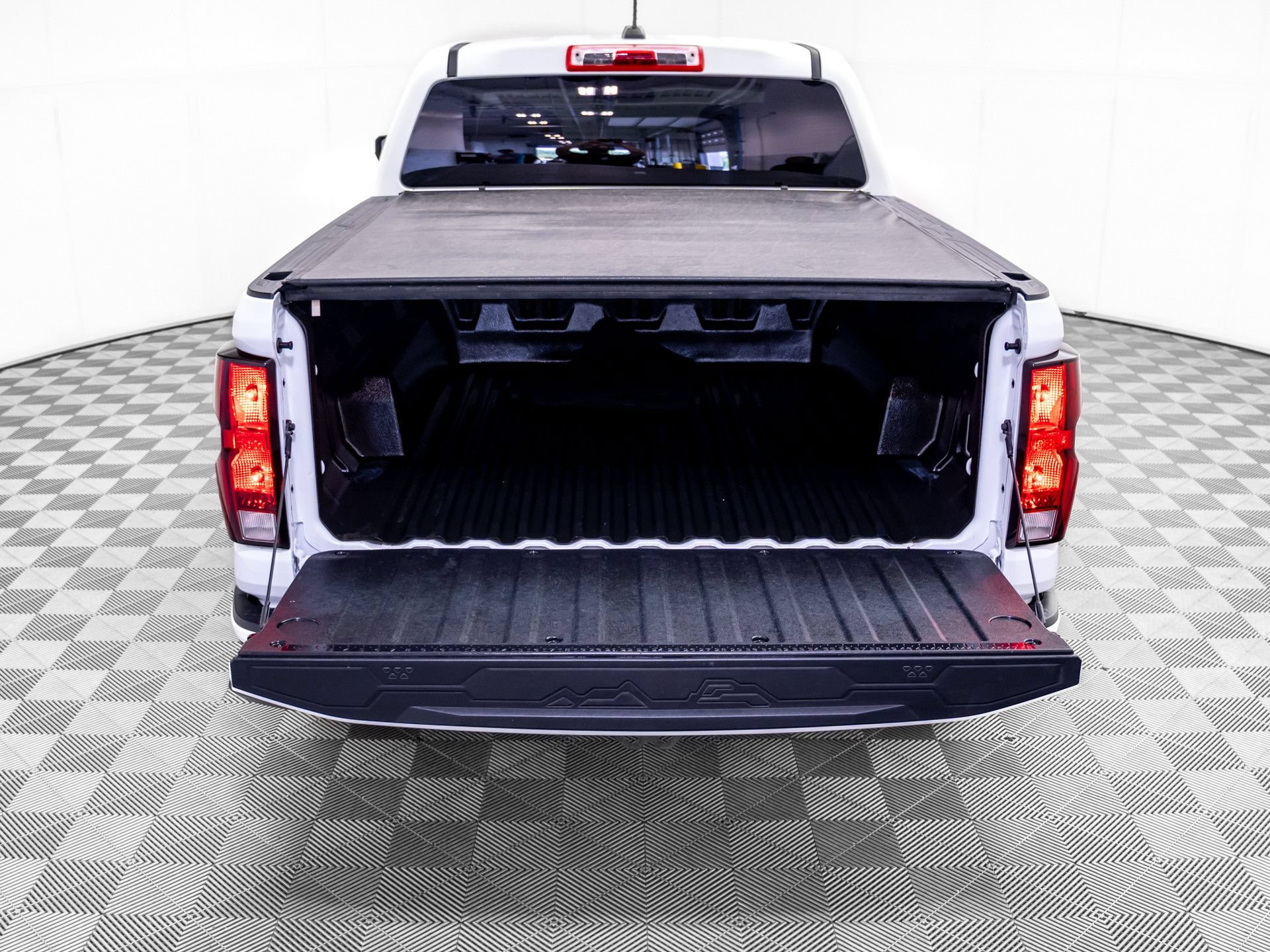 Used 2024 Chevrolet Colorado LT RWD image 29