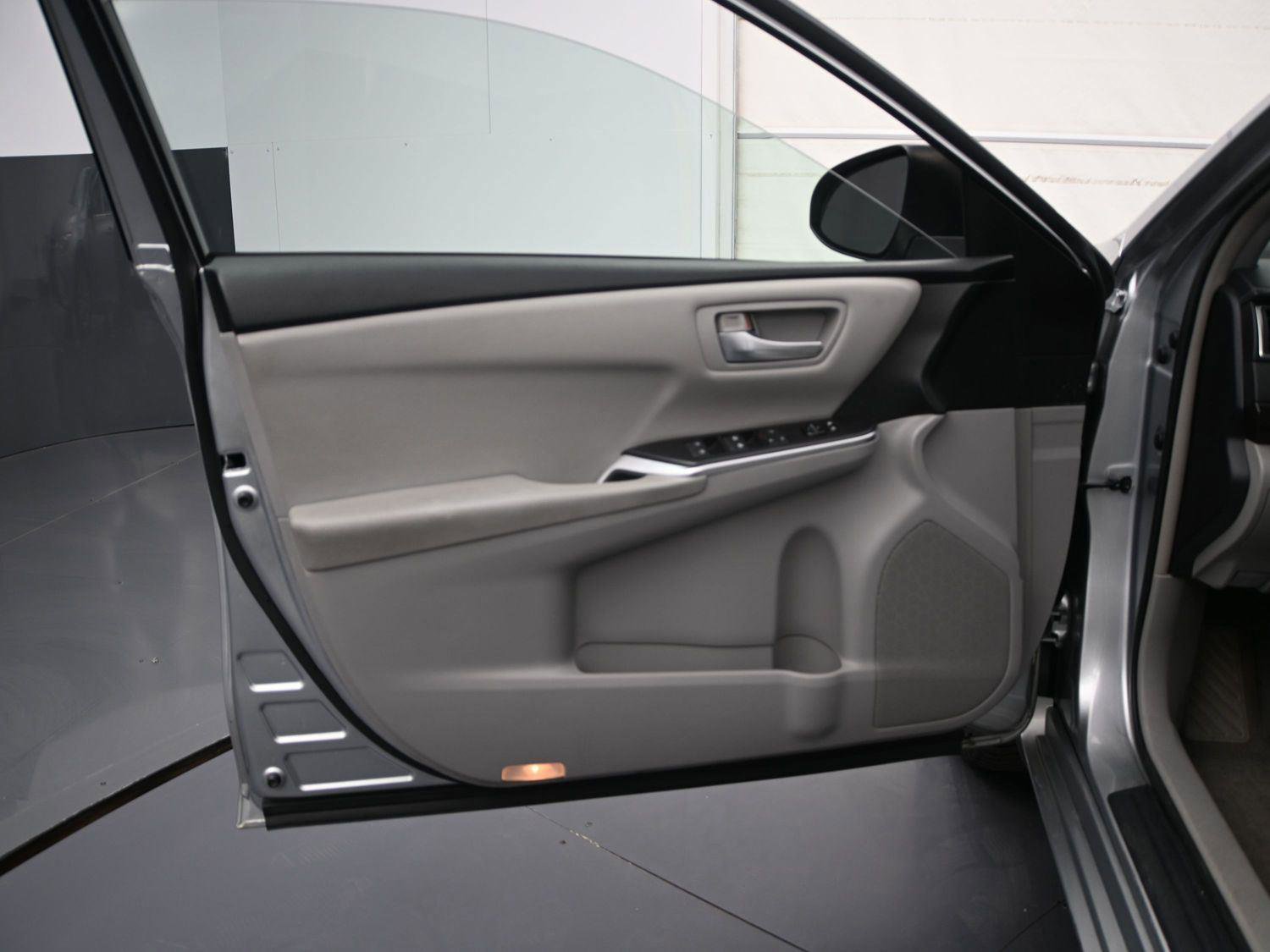 Used 2017 Toyota Camry LE FWD image 8