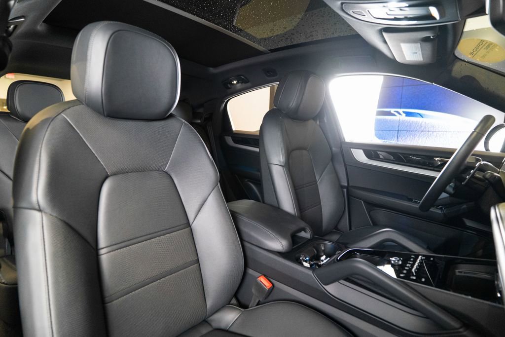 Certified 2025 Porsche Cayenne Coupe image 17