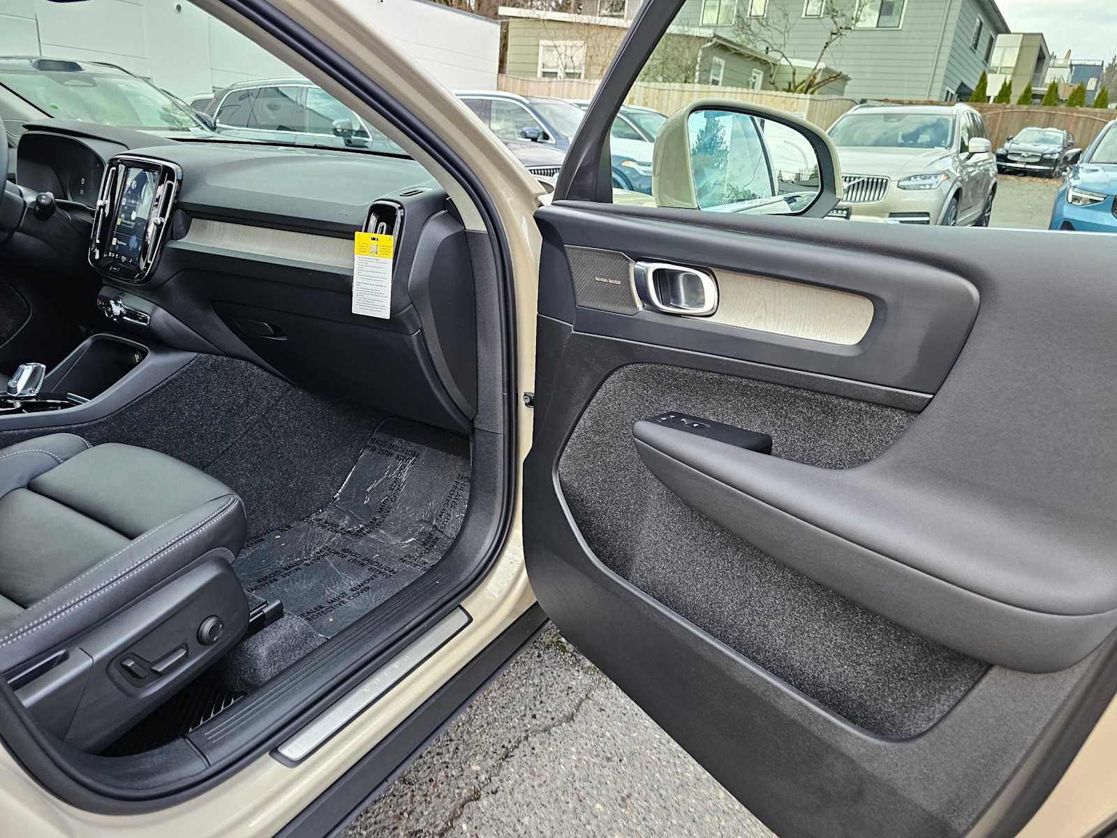 New 2025 Volvo XC40 B5 Ultra w/ Climate Package image 10