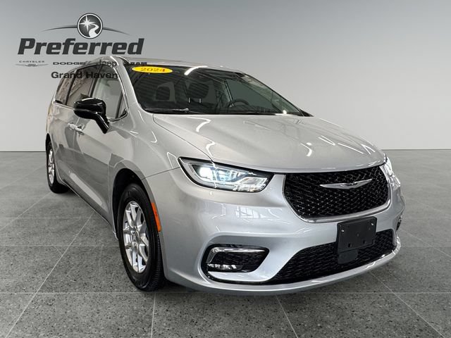 Used 2024 Chrysler Pacifica Touring-L FWD image 6