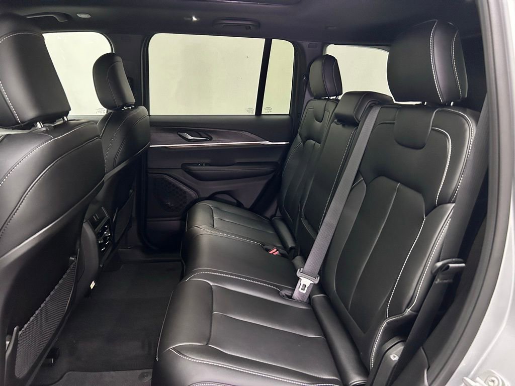 New 2025 Jeep Grand Cherokee Limited w/ Black Appearance Package image 19