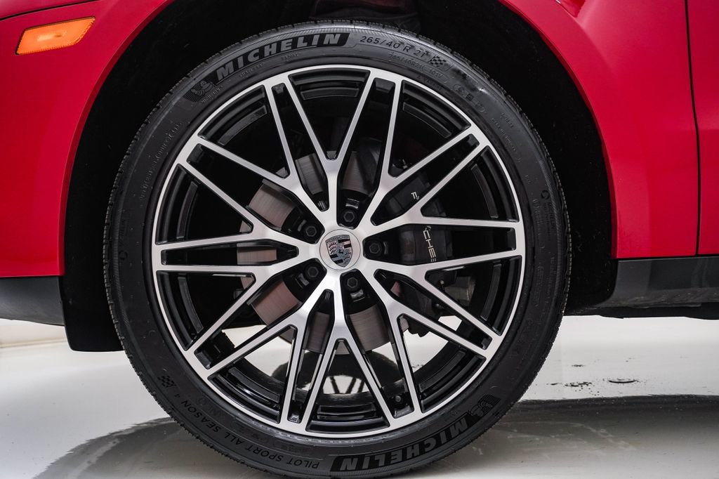 Certified 2026 Porsche Macan AWD/4WD image 13