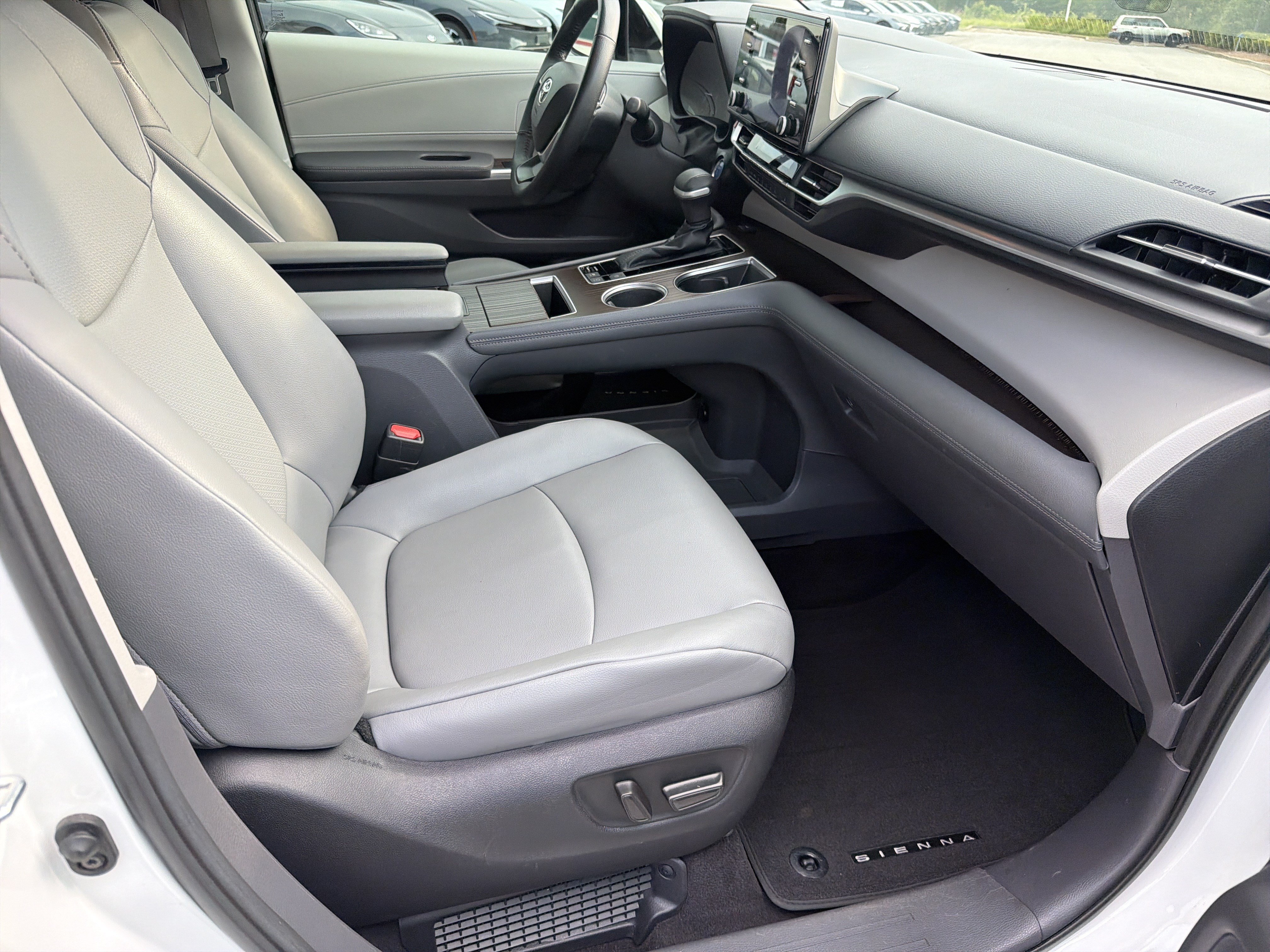 Used 2022 Toyota Sienna XLE FWD image 23