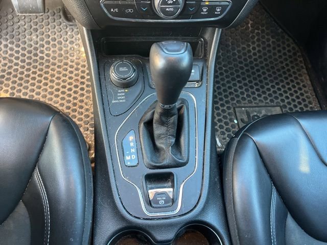 Used 2019 Jeep Cherokee Latitude Plus w/ Comfort/Convenience Group AWD/4WD image 18