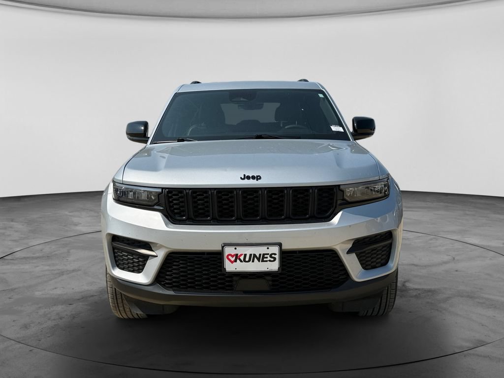 Used 2025 Jeep Grand Cherokee Altitude AWD/4WD image 4