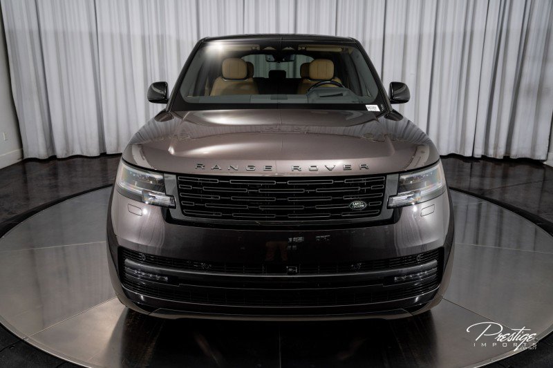 Used 2025 Land Rover Range Rover SE image 3