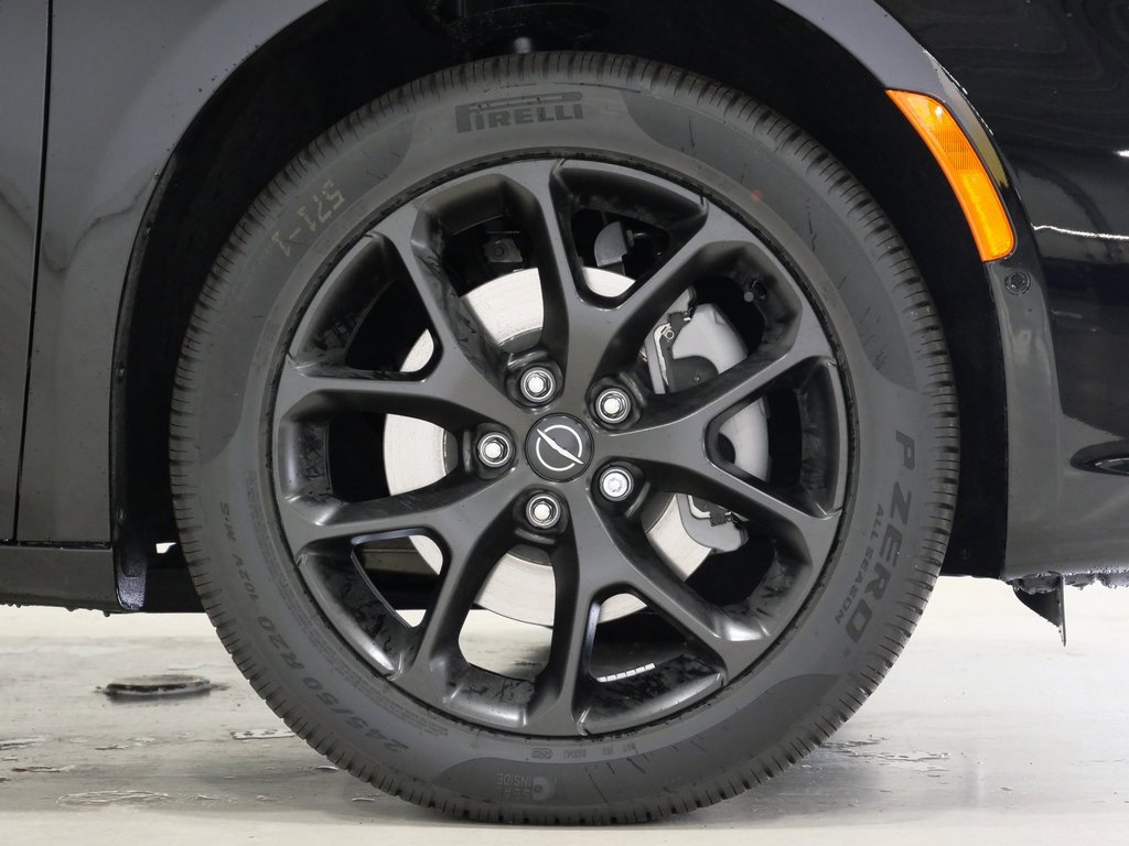 New 2026 Chrysler Pacifica Limited image 5
