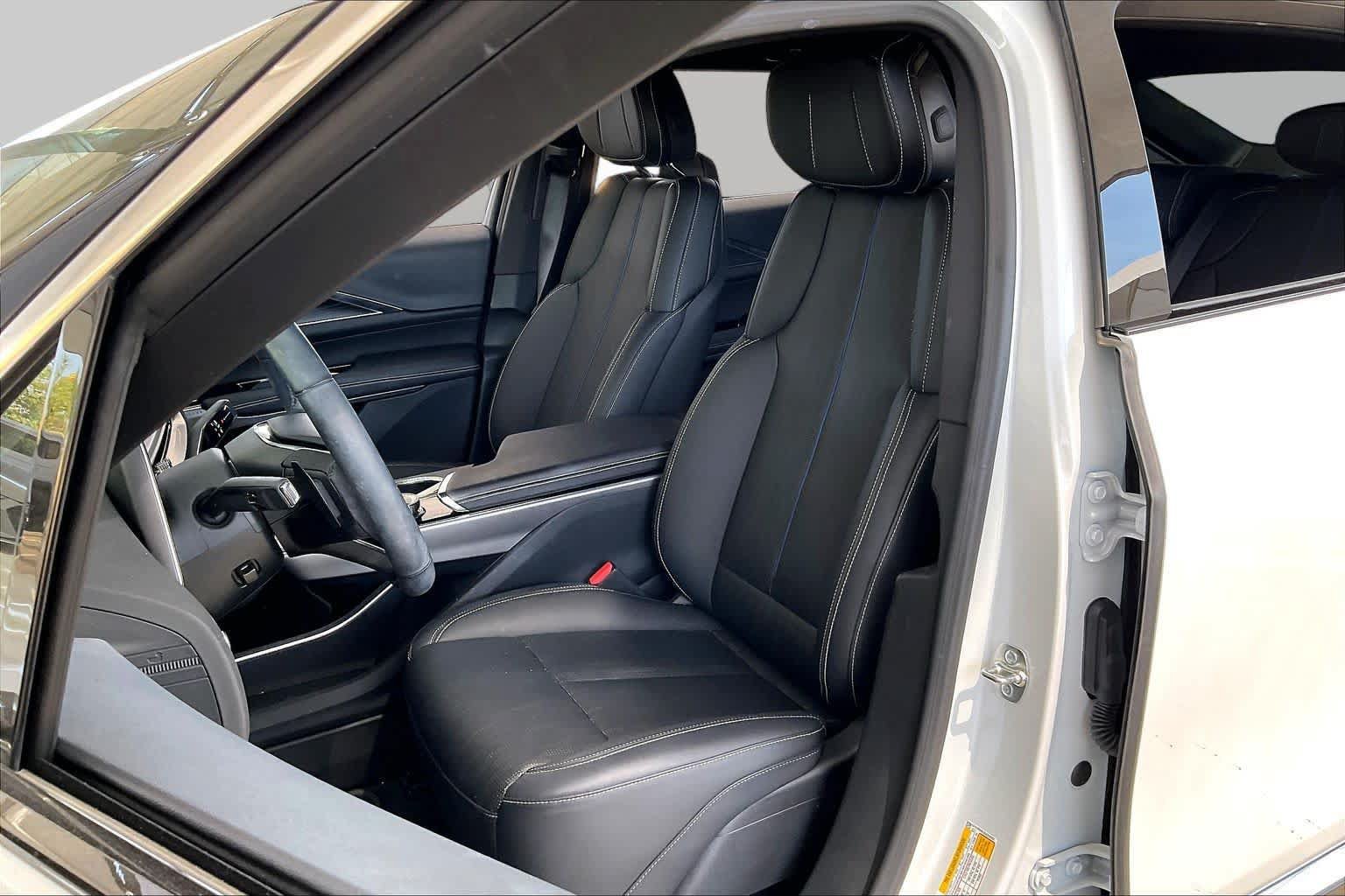 Used 2025 Cadillac Lyriq Luxury RWD image 7