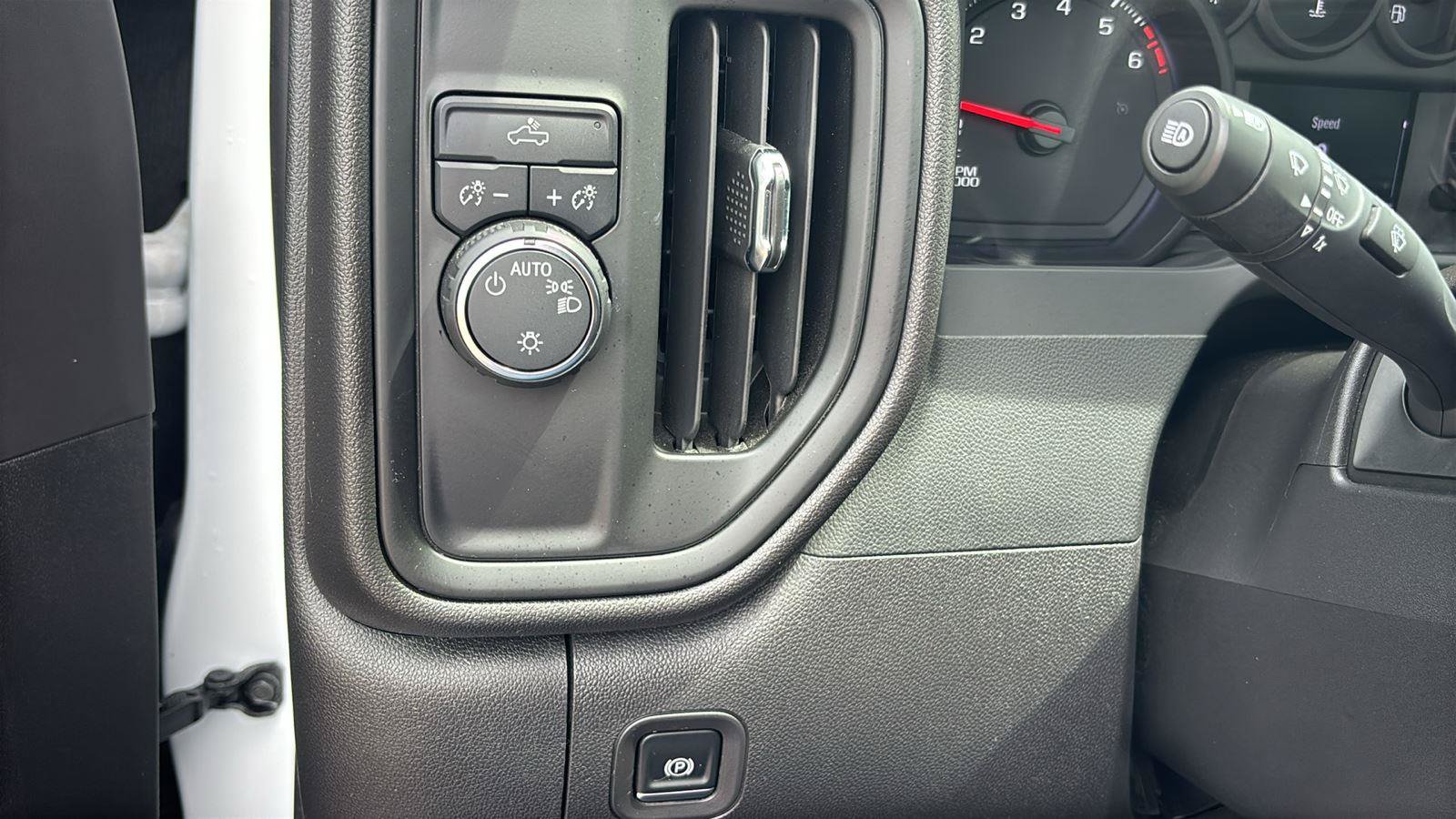 Certified 2025 Chevrolet Silverado 1500 W/T RWD image 18