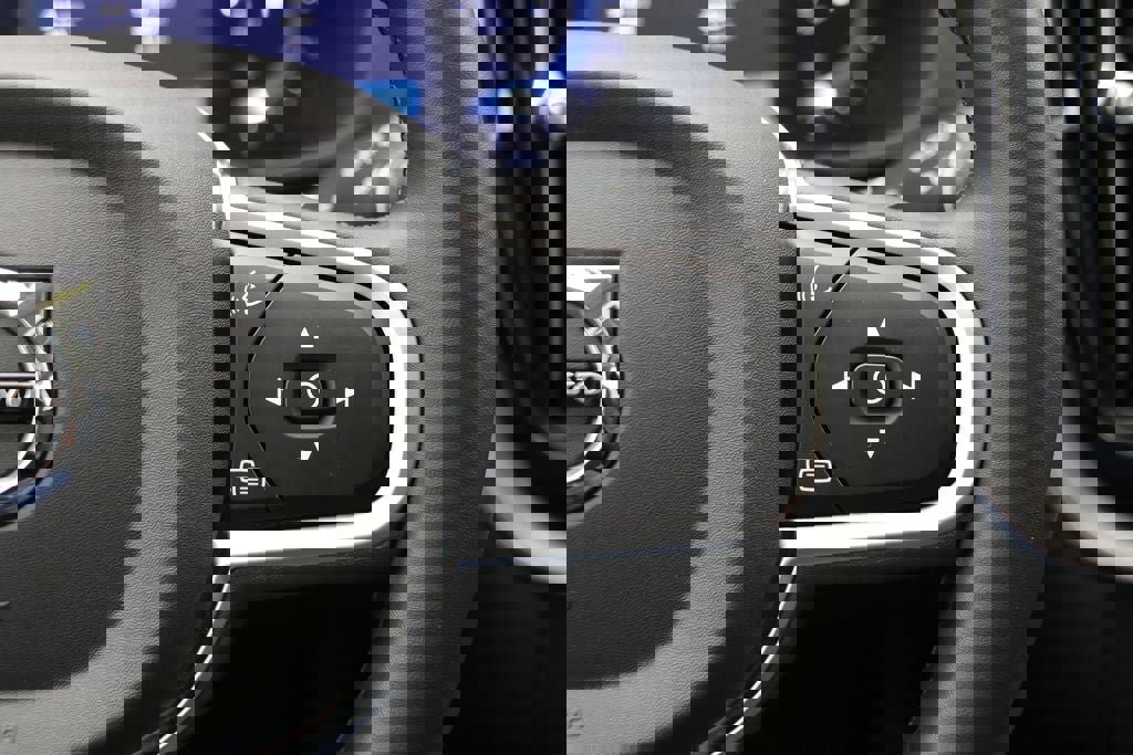 Used 2025 Volvo XC60 B5 Core AWD/4WD image 23