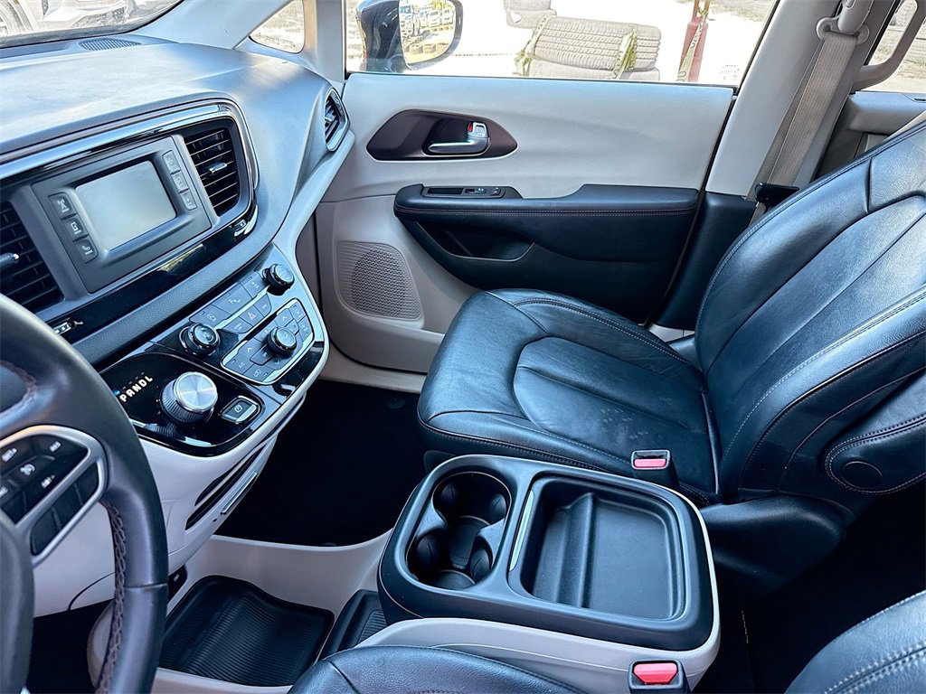 Used 2017 Chrysler Pacifica Touring-L image 25