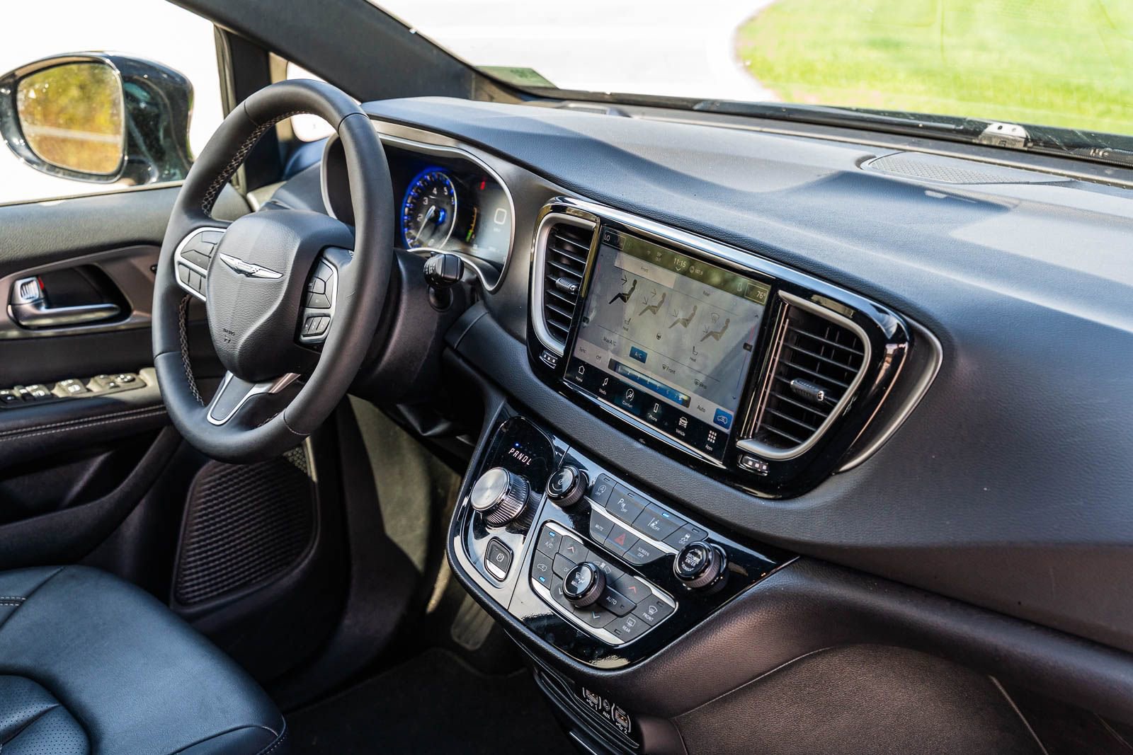 Used 2025 Chrysler Pacifica Select image 13