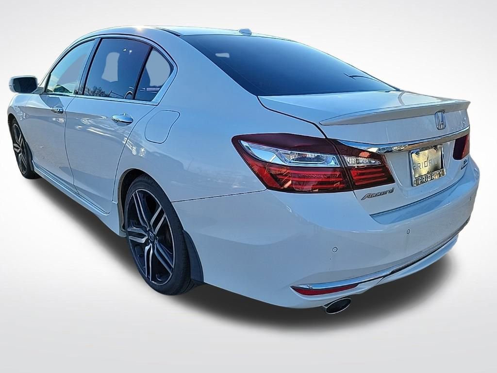 Used 2017 Honda Accord Touring image 3