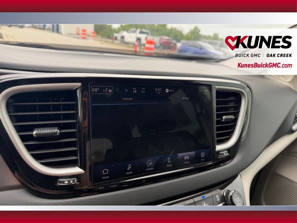 Used 2023 Chrysler Pacifica Touring-L FWD image 23