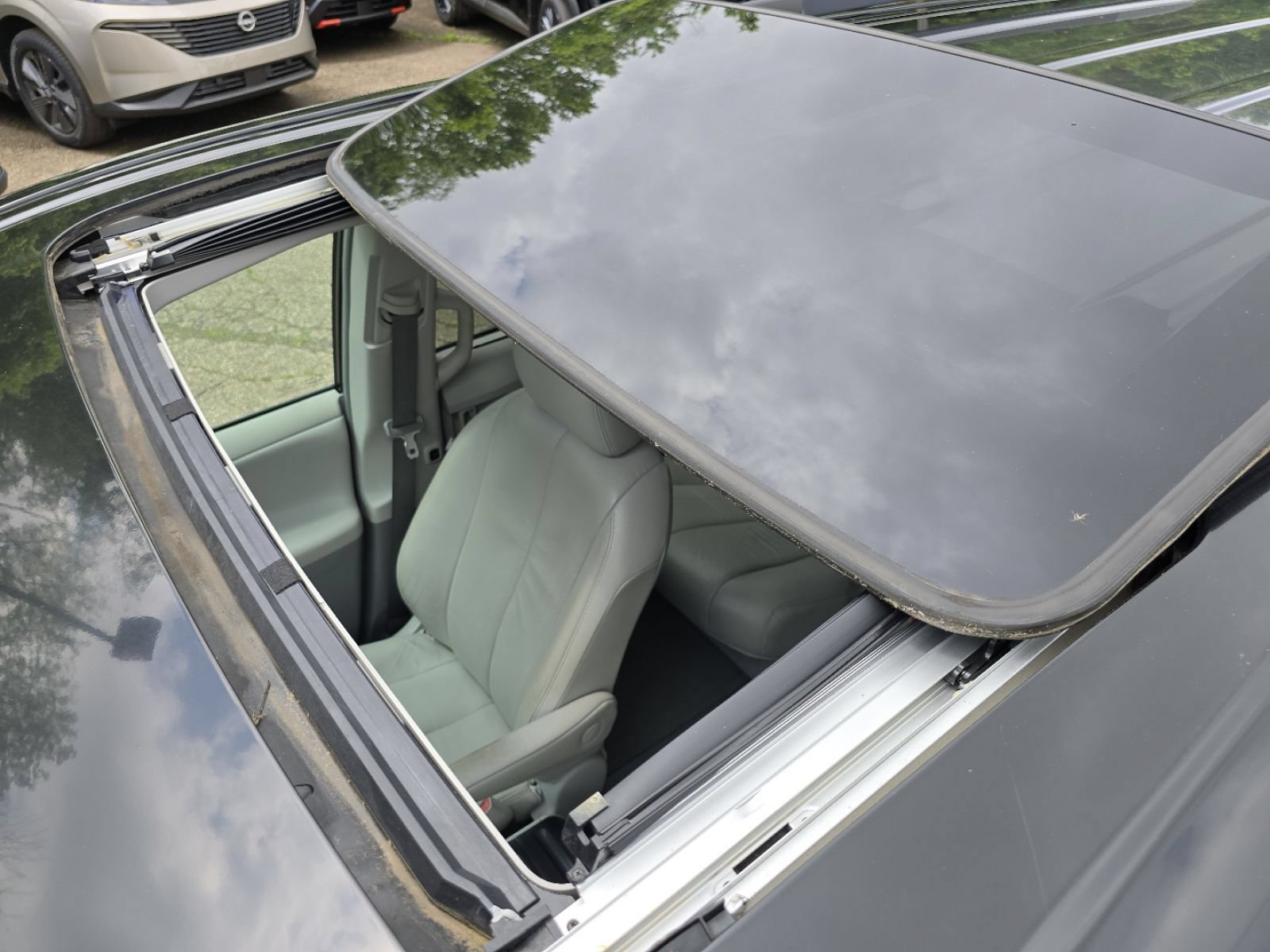 Used 2012 Toyota Sienna XLE w/ Premium Pkg FWD image 3