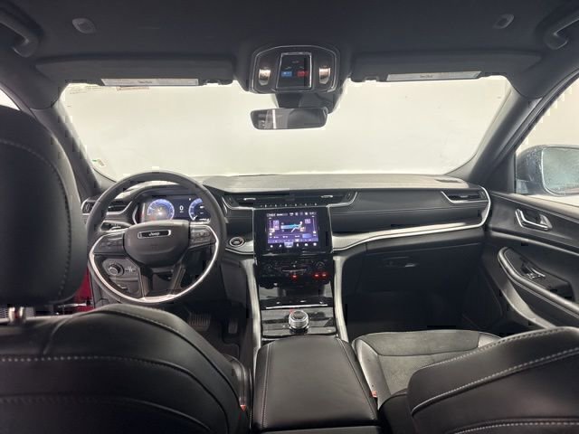 Used 2025 Jeep Grand Cherokee Altitude image 16