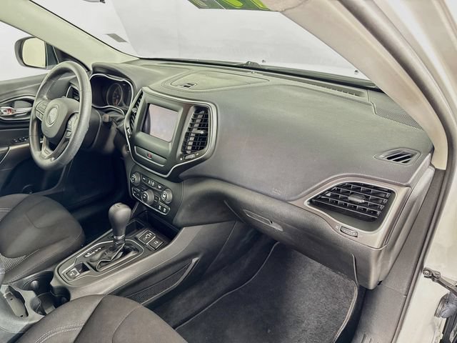Used 2019 Jeep Cherokee Latitude w/ Popular Appearance Group FWD image 31