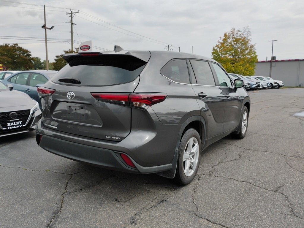 Used 2024 Toyota Highlander LE image 3