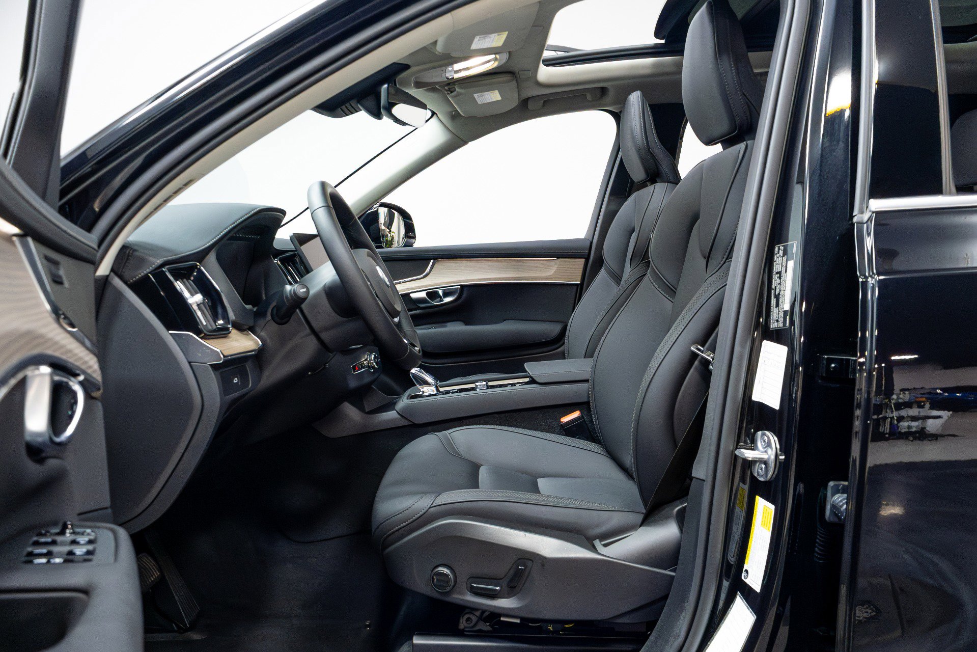 Used 2025 Volvo XC90 B6 Plus image 4