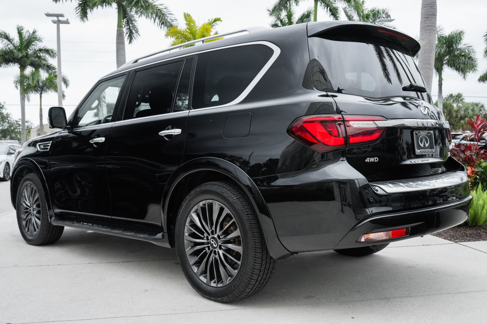 Used 2023 INFINITI QX80 Premium Select w/ Cargo Package image 8