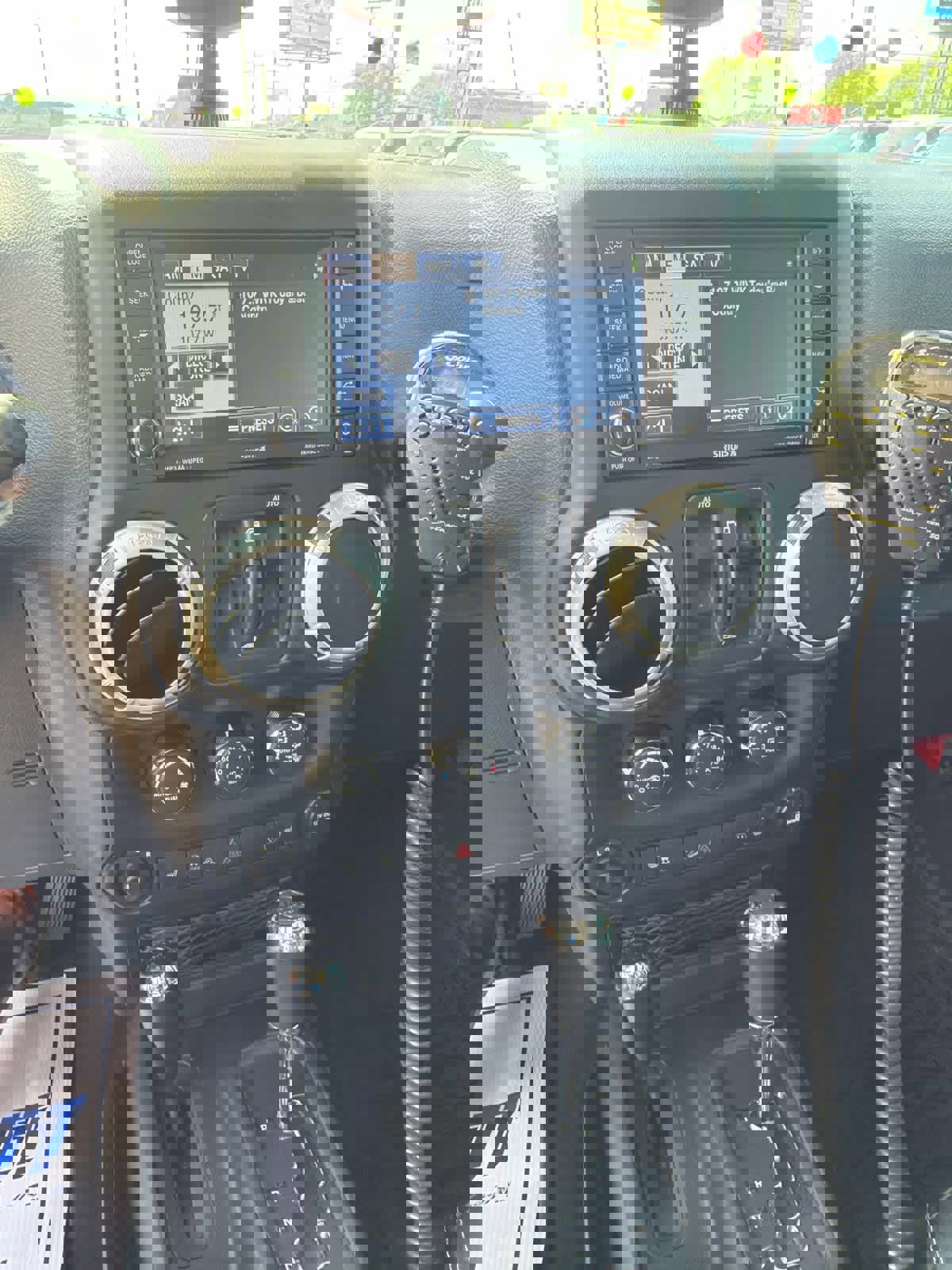 Used 2015 Jeep Wrangler Unlimited Rubicon image 14