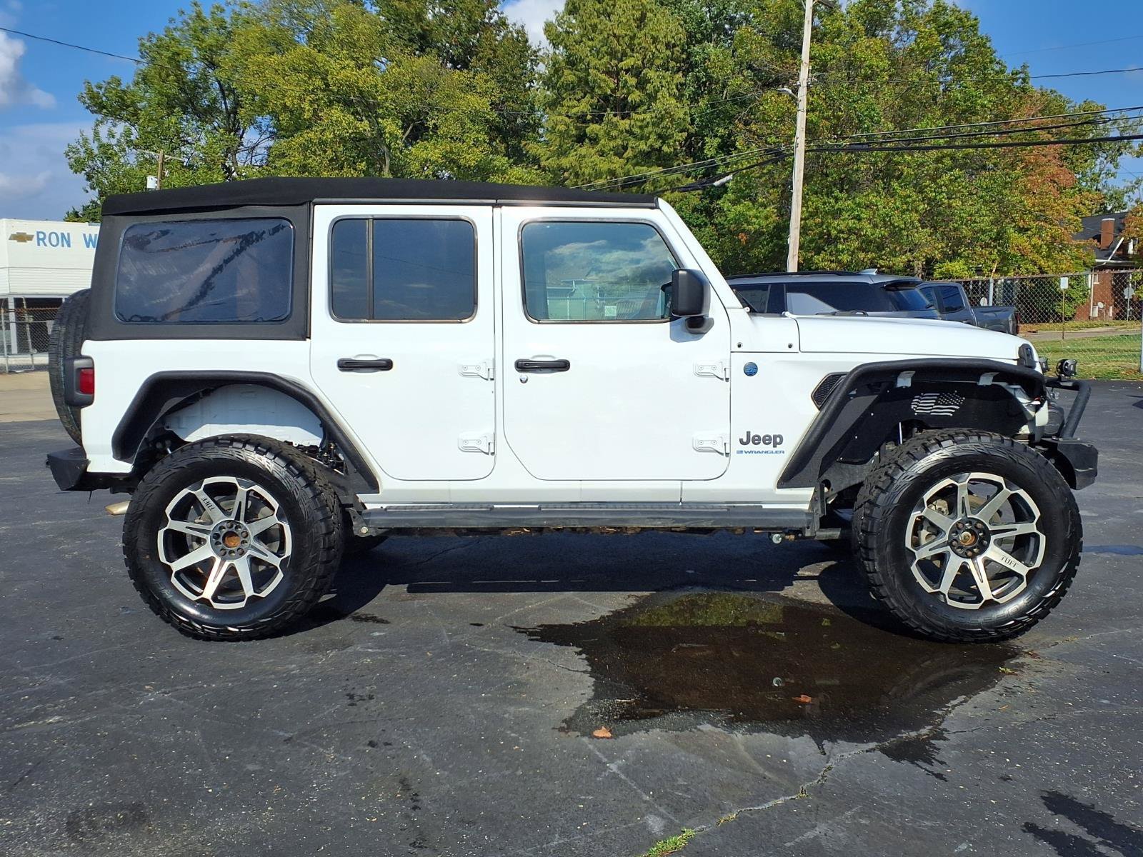 Used 2024 Jeep Wrangler Unlimited w/ Convenience Group AWD/4WD image 8