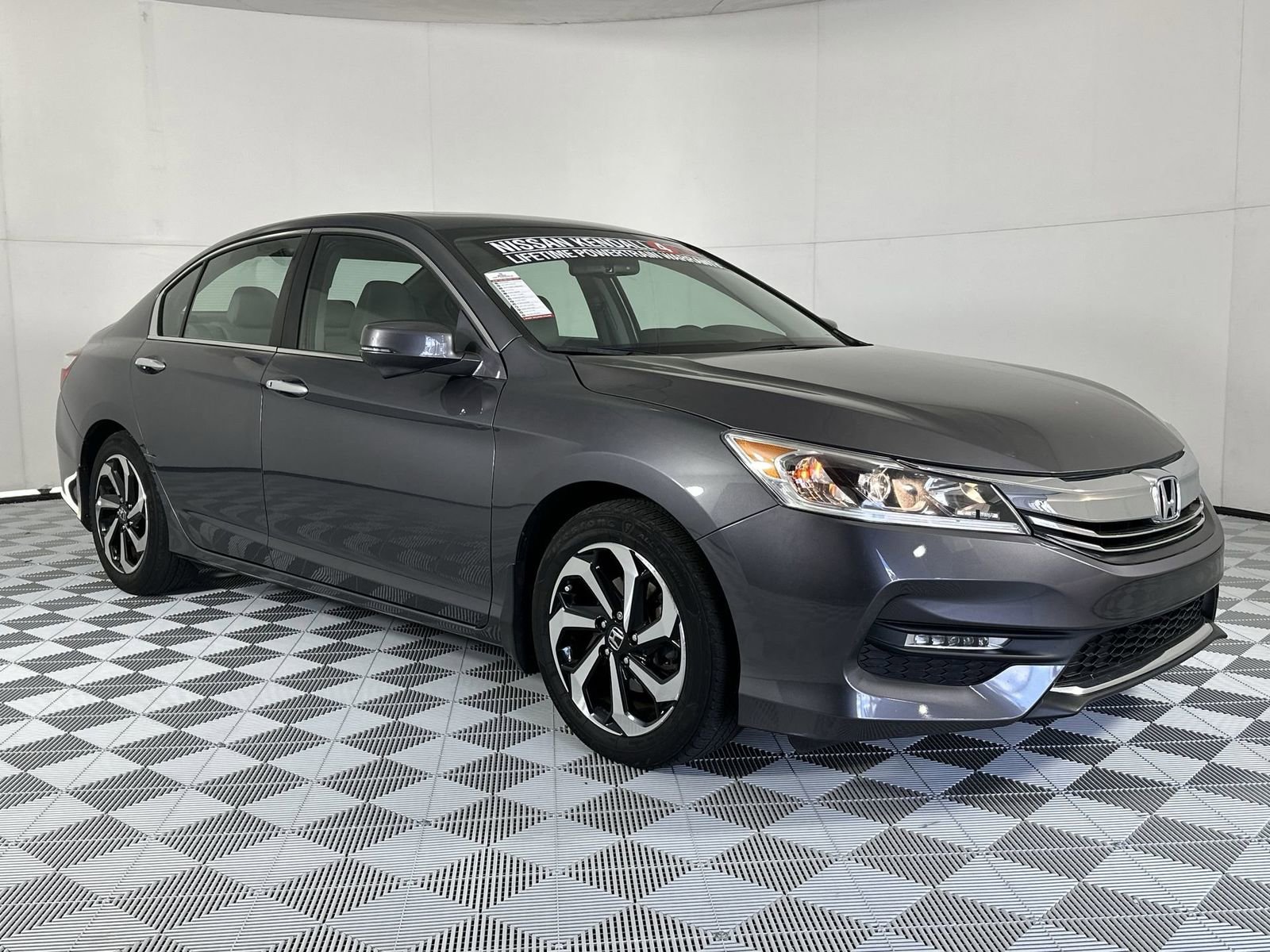 Used 2017 Honda Accord EX-L image 2