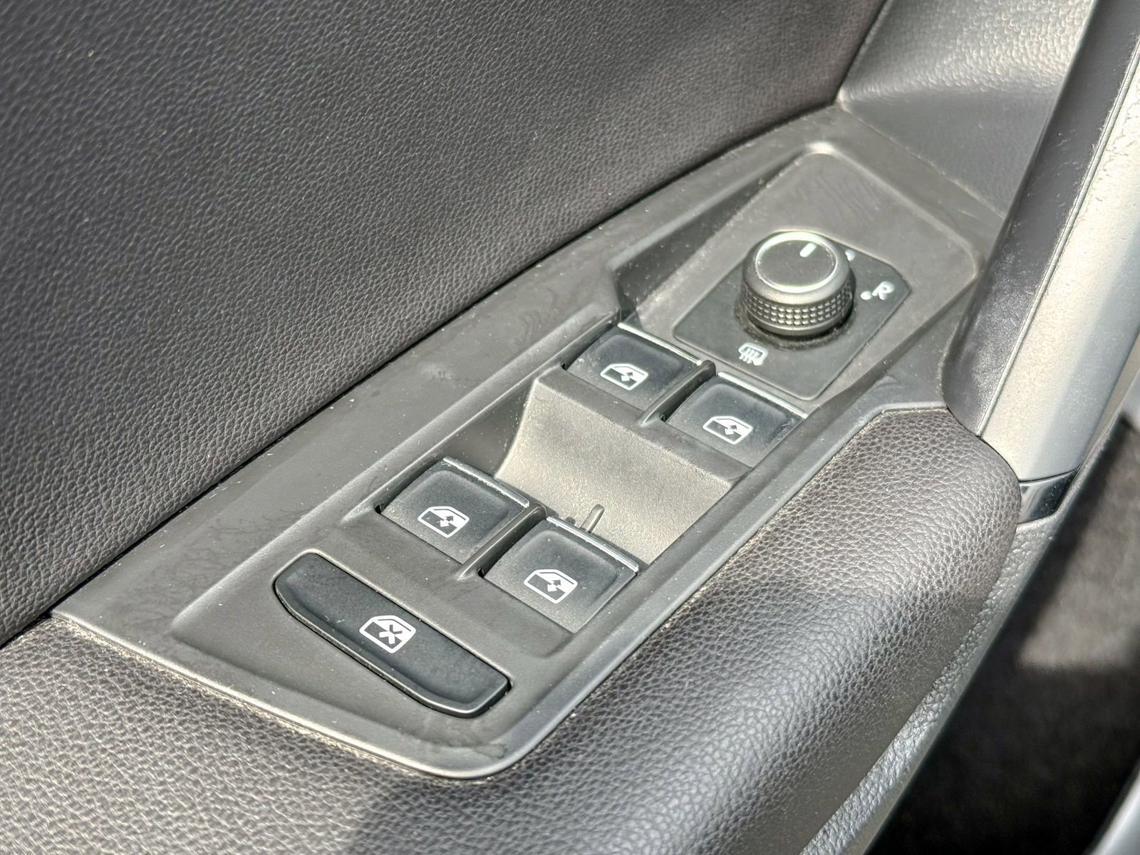 Used 2019 Volkswagen Tiguan SE w/ Panoramic Sunroof Package AWD/4WD image 18