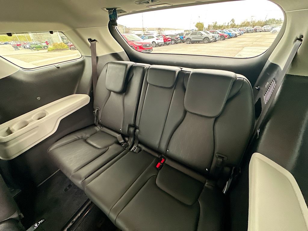 Used 2024 Kia Carnival EX image 4