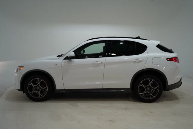 Used 2023 Alfa Romeo Stelvio Ti AWD/4WD image 4