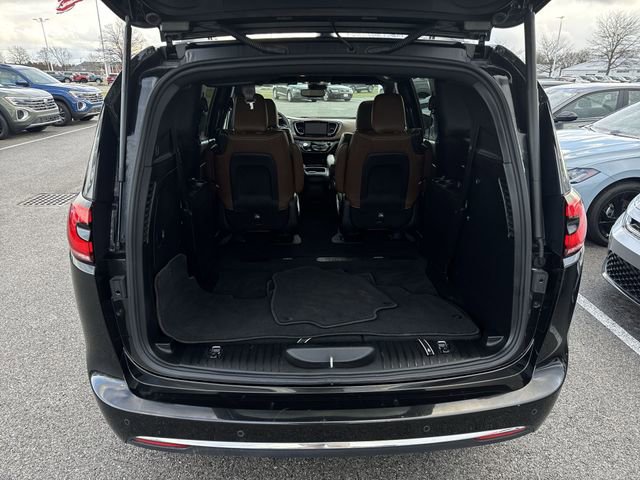 Used 2021 Chrysler Pacifica Limited w/ Uconnect Theater Family Group image 25